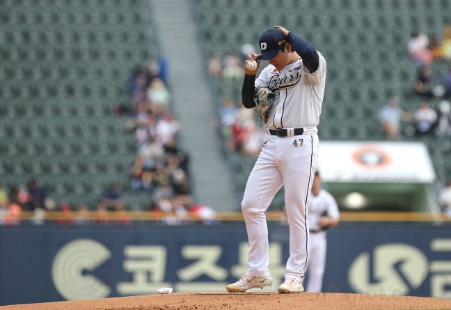 두산 곽빈이 11일 KIA전에서 모자를 고쳐쓰고 있다. /사진=두산 베어스