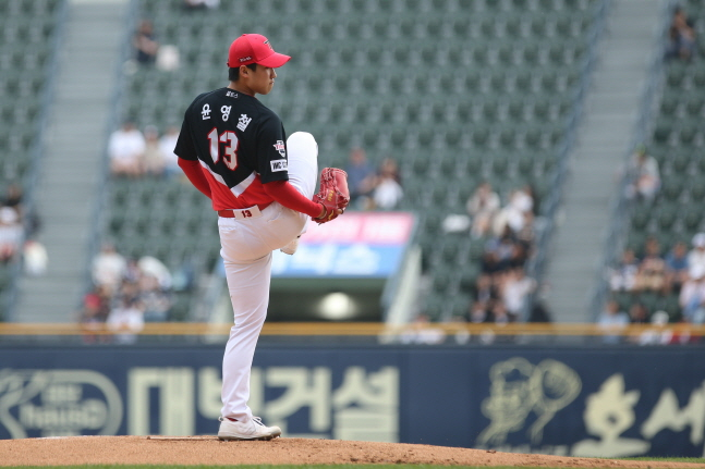독특하고도 생소한 디셉션 동작을 보이는 윤영철. /사진=KIA 타이거즈