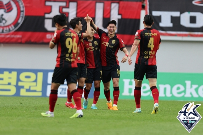 황의조가 11일 골을 넣고 동료와 기뻐하고 있다. /사진=한국프로축구연맹