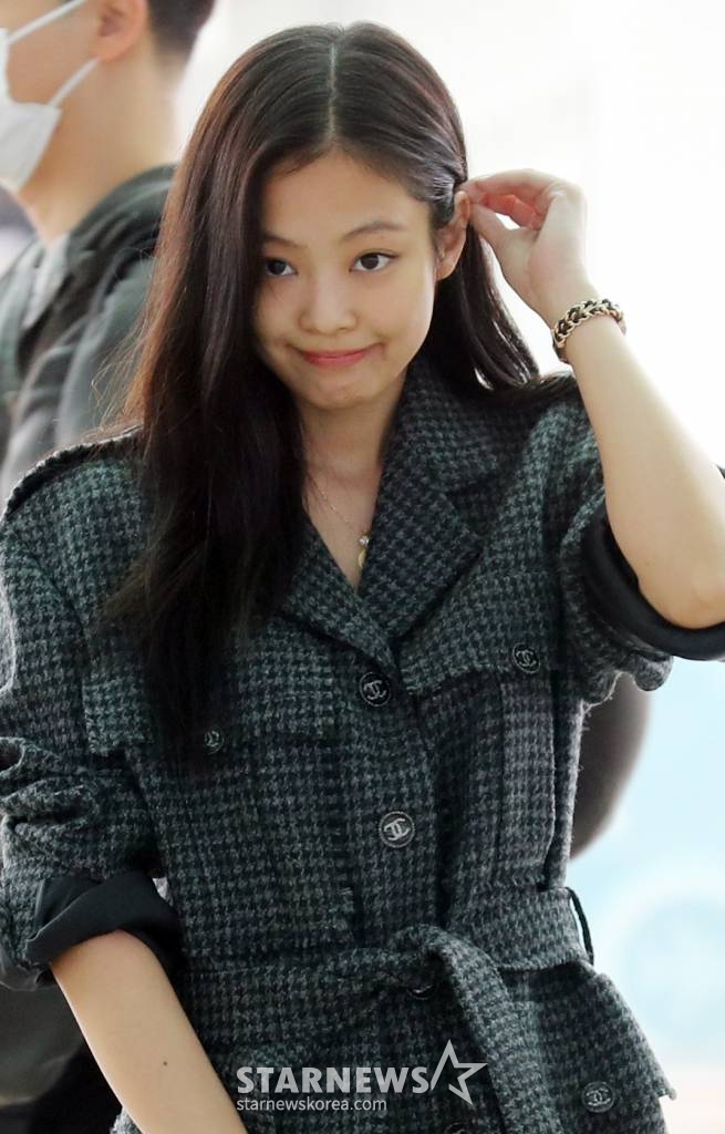 그룹 블랙핑크 제니가 프랑스 파리 패션위크 참석 차 2일 오전 인천국제공항을 통해 출국하고 있다. 2022.10.02 /사진=임성균 기자 tjdrbs23@