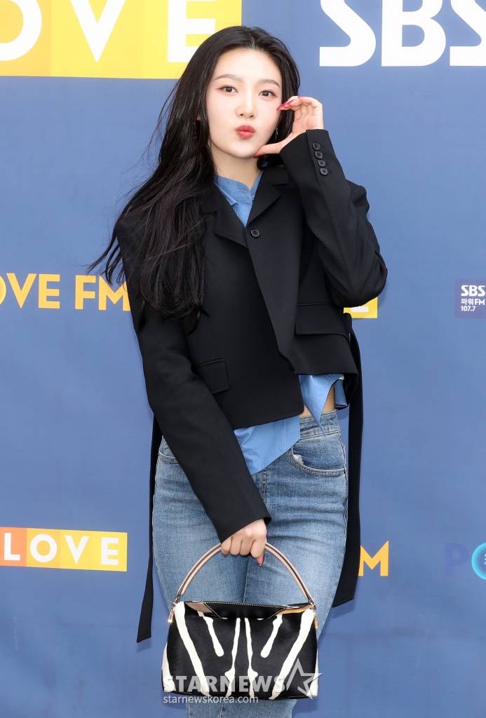 그룹 레드벨벳 조이가 12일 오후 서울 양천구 목동 SBS에서 진행되는 '동물농장' 녹화를 위해 도착하고 있다. 2023.04.12 /사진=임성균 기자 tjdrbs23@