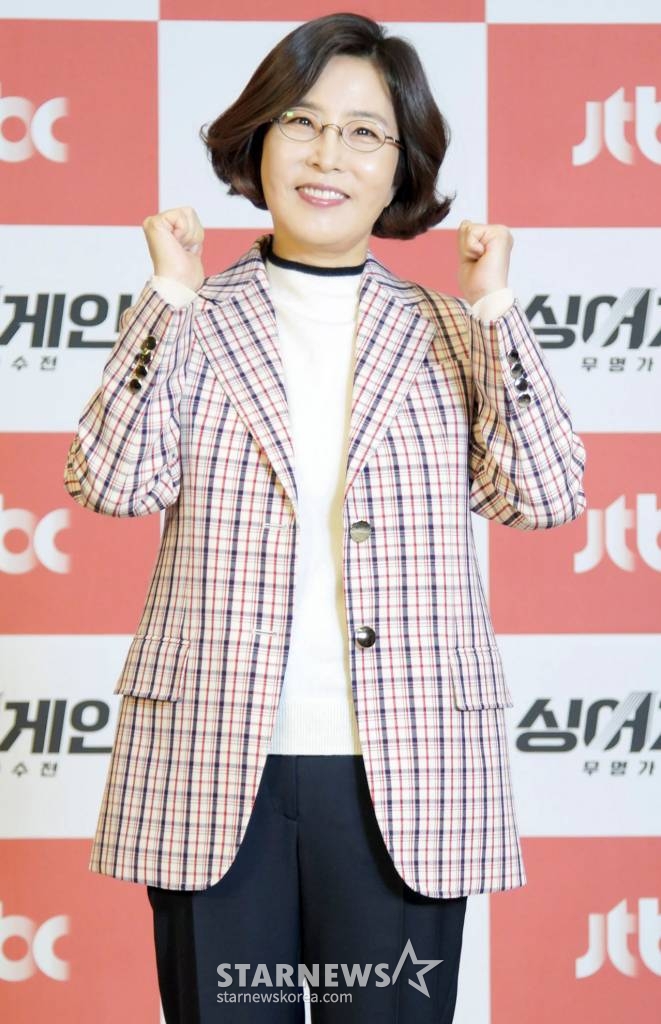 가수 이선희가 16일 오전 온라인으로 생중계된 JTBC 음악예능 '싱어게인-무명가수전' 제작발표회에 참석해 포즈를 취하고 있다.'싱어게인'은 세상이 미처 알아보지 못한 무명 가수, 한 땐 잘 나갔지만 지금은 잊혀진 비운의 가수, 시대를 잘 못 만난 재야의 실력자 등 '한 번 더' 기회가 필요한 가수들이 대중 앞에 다시 설 수 있도록 돕는 신개념 리부팅 오디션 프로그램이다. / 사진제공 = JTBC /사진=김창현 기자 chmt@