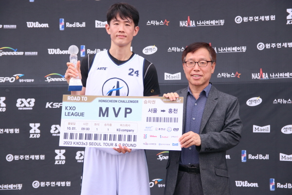 이맹규 국민체육진흥공단 경륜경정총괄본부 본부장이 KXO 2라운드 리그부 MVP 정흥주에게 트로피와 부상을 시상하고 있다. 사진=KXO
