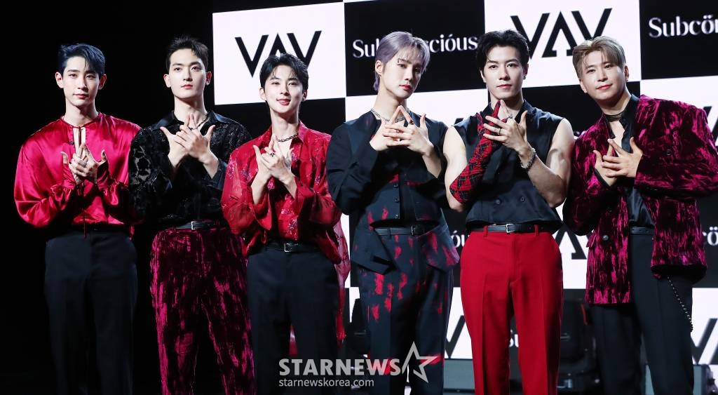 그룹 VAV(브이에이브이)가 12일 오후 서울 강남구 청담동 일지아트홀에서 진행된 미니 7집 'Subconscious'(서브칸셔스) 발매 기념 쇼케이스에 참석해 포즈를 취하고 있다. VAV 이번 앨범에는 타이틀곡 'Designer'(디자이너)를 포함해 'Call U Mine'(콜 유 마인), 'By My Side'(바이 마이 사이드), 'Reason'(리즌), '보고싶어서' 총 5곡이 수록됐다. 2023.06.12 /사진=김창현 기자 chmt@