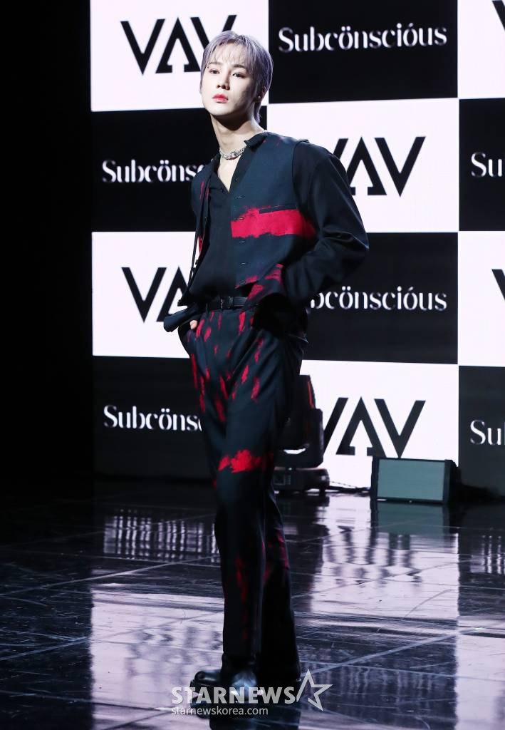 그룹 VAV(브이에이브이) 에이노가 12일 오후 서울 강남구 청담동 일지아트홀에서 진행된 미니 7집 'Subconscious'(서브칸셔스) 발매 기념 쇼케이스에 참석해 포즈를 취하고 있다. VAV 이번 앨범에는 타이틀곡 'Designer'(디자이너)를 포함해 'Call U Mine'(콜 유 마인), 'By My Side'(바이 마이 사이드), 'Reason'(리즌), '보고싶어서' 총 5곡이 수록됐다. 2023.06.12 /사진=김창현 기자 chmt@