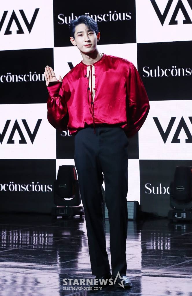 그룹 VAV(브이에이브이) 로우가 12일 오후 서울 강남구 청담동 일지아트홀에서 진행된 미니 7집 'Subconscious'(서브칸셔스) 발매 기념 쇼케이스에 참석해 포즈를 취하고 있다. VAV 이번 앨범에는 타이틀곡 'Designer'(디자이너)를 포함해 'Call U Mine'(콜 유 마인), 'By My Side'(바이 마이 사이드), 'Reason'(리즌), '보고싶어서' 총 5곡이 수록됐다. 2023.06.12 /사진=김창현 기자 chmt@