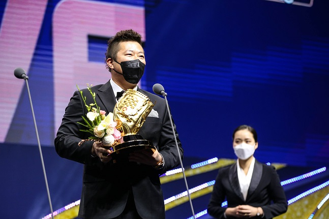 KIA 최형우(왼쪽)가 2020 KBO 골든글러브 시상식에서 지명타자 부문 트로피를 들고 수상소감을 밝히고 있다. /사진=KIA 타이거즈 제공