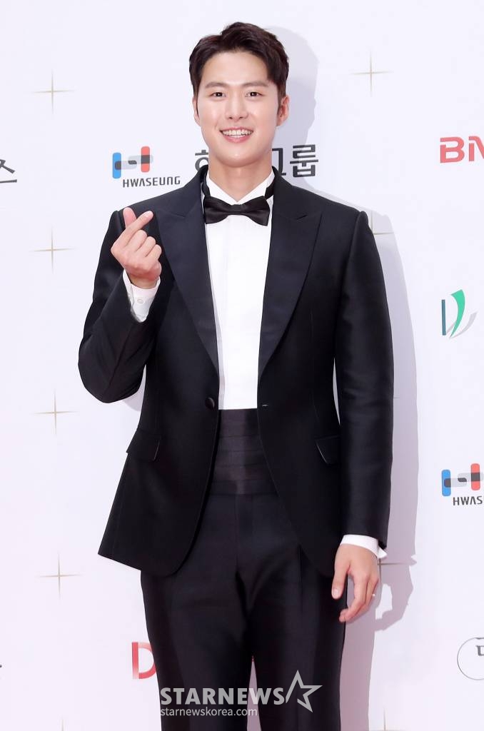 배우 공명이 4일 오후 부산 남구 드림씨어터에서 진행된 제28회 2019 부일영화상 레드카펫에 참석해 포즈를 취하고 있다. /사진=김휘선 기자 hwijpg@