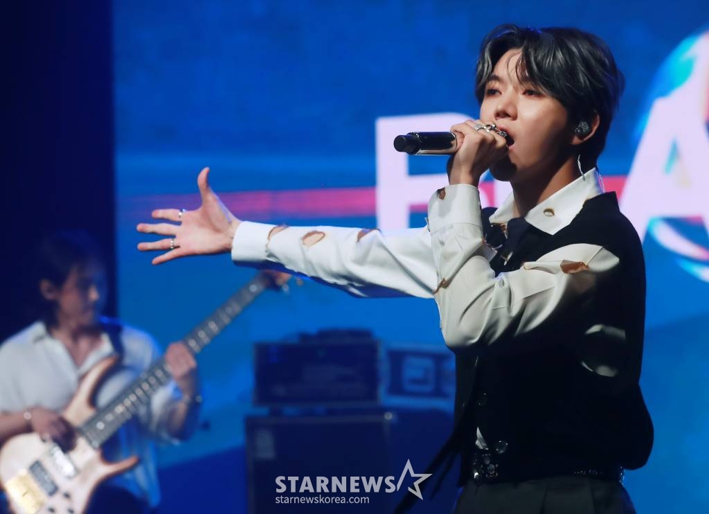 그룹 뉴이스트 출신 가수 렌이 13일 오전 서울 강남구 일지아트홀에서 진행된 첫 번째 솔로 미니 앨범 '랑데부'(Ren'dezvous) 발매기념 쇼케이스에서 신곡을 선보이고 있다. 이번 앨범에는 타이틀곡 '레디 투 무브'(Ready to Move)를 비롯해 '오토필'(Autofill), '이매진 모어'(Imagine More), '럴러바이'(Lullaby), '마이 스토리'(My Story) 등 5곡이 수록됐다. /2023.06.13 /사진=이동훈 기자 photoguy@