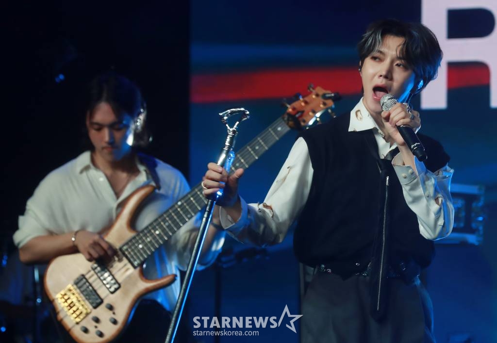 그룹 뉴이스트 출신 가수 렌이 13일 오전 서울 강남구 일지아트홀에서 진행된 첫 번째 솔로 미니 앨범 '랑데부'(Ren'dezvous) 발매기념 쇼케이스에서 신곡을 선보이고 있다. 이번 앨범에는 타이틀곡 '레디 투 무브'(Ready to Move)를 비롯해 '오토필'(Autofill), '이매진 모어'(Imagine More), '럴러바이'(Lullaby), '마이 스토리'(My Story) 등 5곡이 수록됐다. /2023.06.13 /사진=이동훈 기자 photoguy@