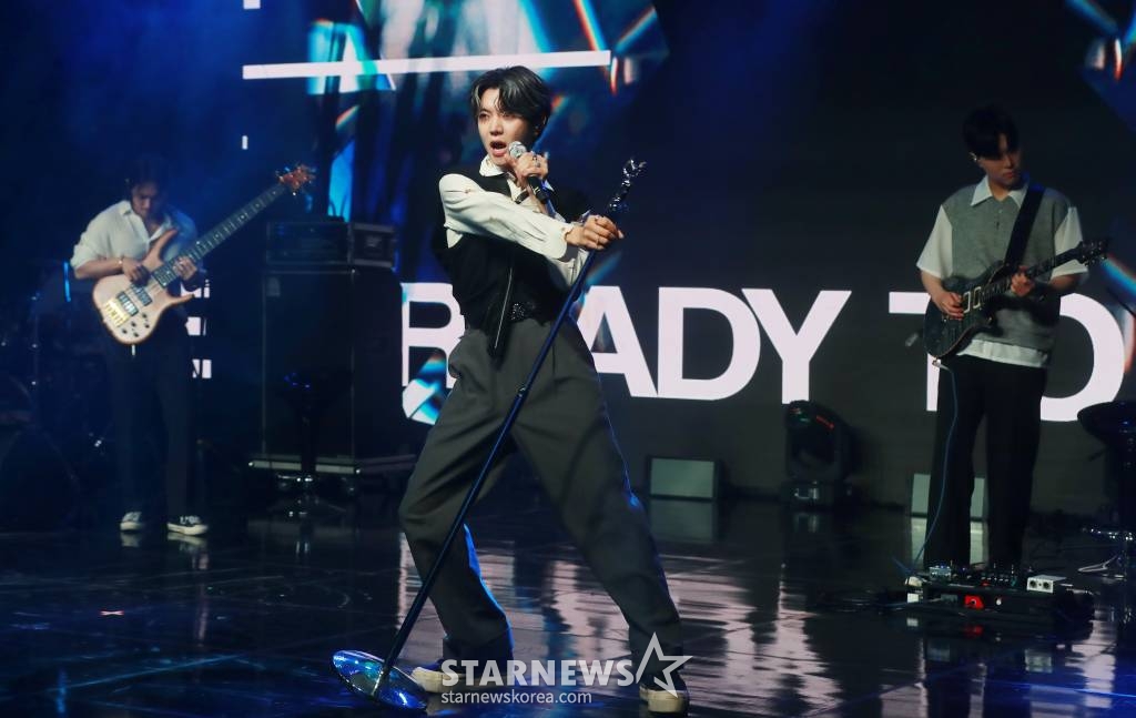그룹 뉴이스트 출신 가수 렌이 13일 오전 서울 강남구 일지아트홀에서 진행된 첫 번째 솔로 미니 앨범 '랑데부'(Ren'dezvous) 발매기념 쇼케이스에서 신곡을 선보이고 있다. 이번 앨범에는 타이틀곡 '레디 투 무브'(Ready to Move)를 비롯해 '오토필'(Autofill), '이매진 모어'(Imagine More), '럴러바이'(Lullaby), '마이 스토리'(My Story) 등 5곡이 수록됐다. /2023.06.13 /사진=이동훈 기자 photoguy@