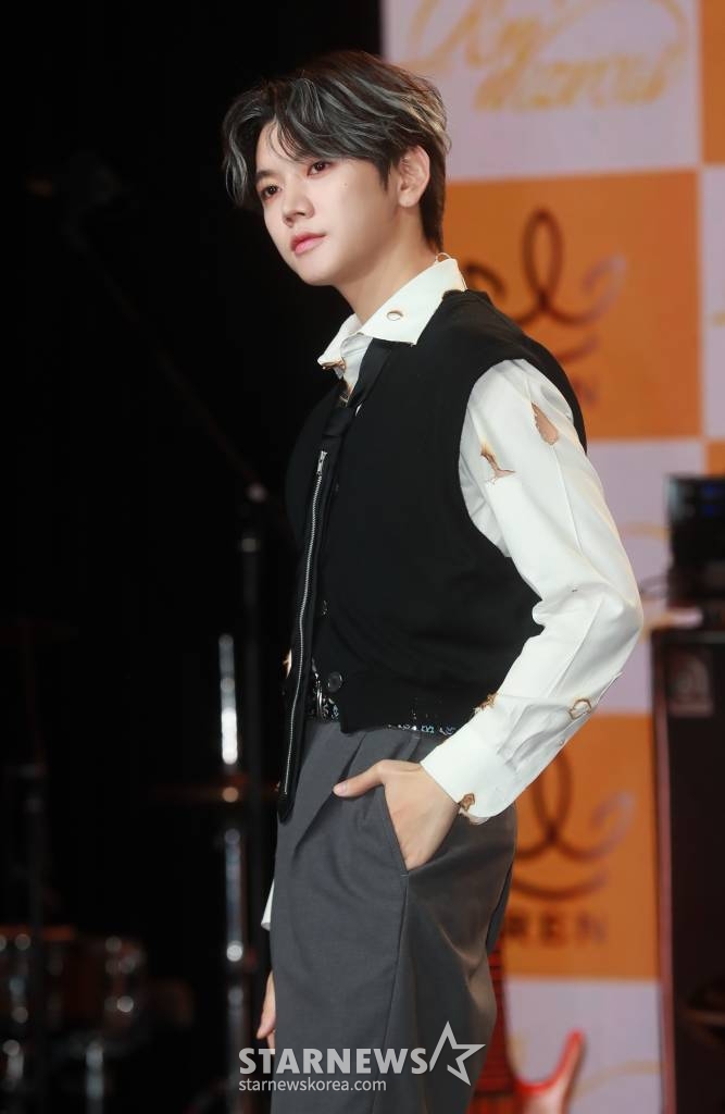 그룹 뉴이스트 출신 가수 렌이 13일 오전 서울 강남구 일지아트홀에서 진행된 첫 번째 솔로 미니 앨범 '랑데부'(Ren'dezvous) 발매기념 쇼케이스에서 포즈를 취하고 있다. 이번 앨범에는 타이틀곡 '레디 투 무브'(Ready to Move)를 비롯해 '오토필'(Autofill), '이매진 모어'(Imagine More), '럴러바이'(Lullaby), '마이 스토리'(My Story) 등 5곡이 수록됐다. /2023.06.13 /사진=이동훈 기자 photoguy@