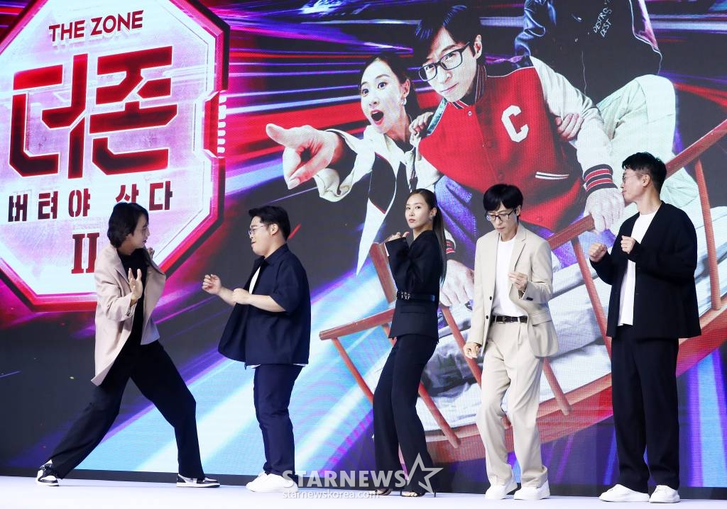 배우 이광수, 김동진 PD, 소녀시대 유리, 방송인 유재석, 조효진 PD가 13일 오전 서울 종로구 JW메리어트 동대문스퀘어서울에서 진행된 디즈니+의 오리지널 예능 '더 존: 버텨야 산다 시즌 2' 제작발표회에 참석해 댄스를 선보이고 있다. 2023.06.13 /사진=김창현 기자 chmt@
