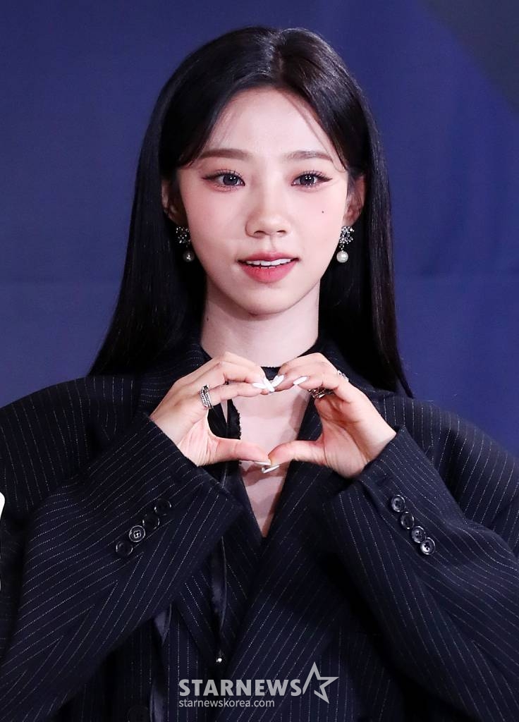 우주소녀 여름이 13일 오후 서울 종로구 부암동 AW컨벤션에서 진행된 엠넷 '퀸덤퍼즐' 제작발표회에 참석해 포즈를 취하고 있다. '퀸덤퍼즐'은 기존 활동하던 걸그룹 멤버 또는 여성 아티스트들을 퍼즐처럼 맞춰 최상의 조합을 완성하는 프로그램으로, 그룹 소녀시대 멤버 태연이 MC를 맡고 3, 4세대 걸그룹 멤버들이 총출동한다. '퀸덤퍼즐'에는 26명의 여성 아티스트가 도전장을 던졌다. 주이(모모랜드), 여름(우주소녀), 엘리(위키미키), 보라·지원·채린(체리블렛), 유키(퍼플키스), 리이나·휘서(H1-KEY), 상아(LIGHTSUM), 쥬리·수윤·연희(RocketPunch), 서연·지우(tripleS), 수진·지한·소은·조아(Weeekly), 나나·우연(woo!ah!), 도화, 미루, 예은, 케이, 파이가 바로 그 주인공이다. 다양하게 퍼즐되는 조합 속에서 누가 재발견되어 최상의 조합에 다다를지 귀추가 주목된다. 매주 화요일 밤 10시 방송. 2023.06.13 /사진=김창현 기자 chmt@