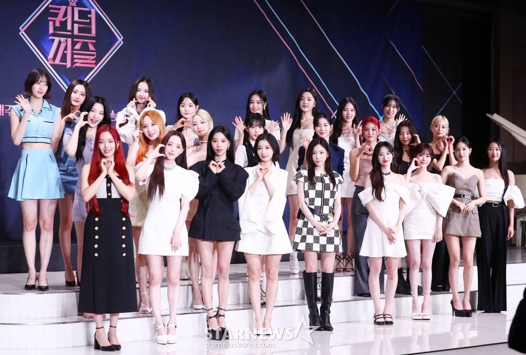 13일 오후 서울 종로구 부암동 AW컨벤션에서 진행된 엠넷 '퀸덤퍼즐' 제작발표회에서 출연진들이 포즈를 취하고 있다.  '퀸덤퍼즐'은 기존 활동하던 걸그룹 멤버 또는 여성 아티스트들을 퍼즐처럼 맞춰 최상의 조합을 완성하는 프로그램으로, 그룹 소녀시대 멤버 태연이 MC를 맡고 3, 4세대 걸그룹 멤버들이 총출동한다.   '퀸덤퍼즐'에는 주이(모모랜드), 여름(우주소녀), 엘리(위키미키), 보라·지원·채린(체리블렛), 유키(퍼플키스), 리이나·휘서(H1-KEY), 상아(LIGHTSUM), 쥬리·수윤·연희(RocketPunch), 서연·지우(tripleS), 수진·지한·소은·조아(Weeekly), 나나·우연(woo!ah!), 도화, 미루, 예은, 케이, 파이가 바로 그 주인공이다. 다양하게 퍼즐되는 조합 속에서 누가 재발견되어 최상의 조합에 다다를지 귀추가 주목된다. 매주 화요일 밤 10시 방송. 2023.06.13 /사진=김창현 기자 chmt@