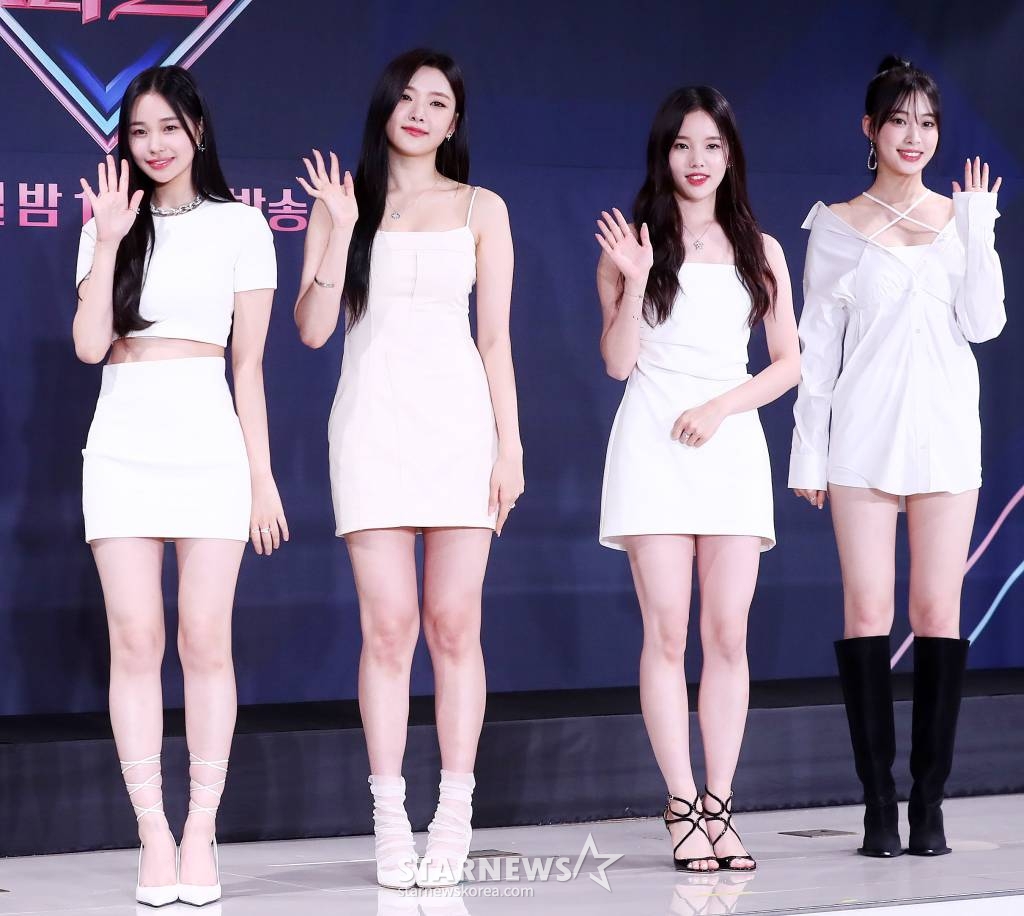위클리가 13일 오후 서울 종로구 부암동 AW컨벤션에서 진행된 엠넷 '퀸덤퍼즐' 제작발표회에 참석해 포즈를 취하고 있다.  '퀸덤퍼즐'은 기존 활동하던 걸그룹 멤버 또는 여성 아티스트들을 퍼즐처럼 맞춰 최상의 조합을 완성하는 프로그램으로, 그룹 소녀시대 멤버 태연이 MC를 맡고 3, 4세대 걸그룹 멤버들이 총출동한다.   '퀸덤퍼즐'에는 26명의 여성 아티스트가 도전장을 던졌다. 주이(모모랜드), 여름(우주소녀), 엘리(위키미키), 보라·지원·채린(체리블렛), 유키(퍼플키스), 리이나·휘서(H1-KEY), 상아(LIGHTSUM), 쥬리·수윤·연희(RocketPunch), 서연·지우(tripleS), 수진·지한·소은·조아(Weeekly), 나나·우연(woo!ah!), 도화, 미루, 예은, 케이, 파이가 바로 그 주인공이다. 다양하게 퍼즐되는 조합 속에서 누가 재발견되어 최상의 조합에 다다를지 귀추가 주목된다. 매주 화요일 밤 10시 방송. 2023.06.13 /사진=김창현 기자 chmt@