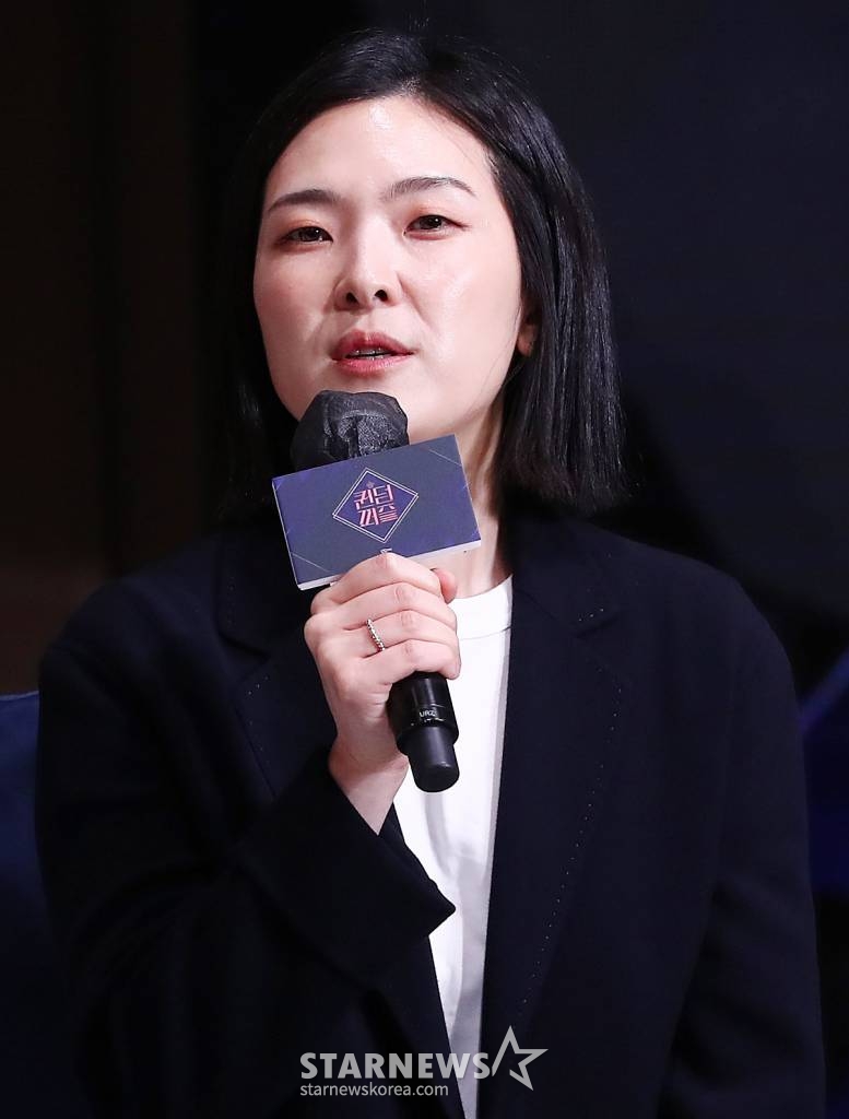이연규 PD가 13일 오후 서울 종로구 부암동 AW컨벤션에서 진행된 엠넷 '퀸덤퍼즐' 제작발표회에 참석해 인사말을 하고 있다.  '퀸덤퍼즐'은 기존 활동하던 걸그룹 멤버 또는 여성 아티스트들을 퍼즐처럼 맞춰 최상의 조합을 완성하는 프로그램으로, 그룹 소녀시대 멤버 태연이 MC를 맡고 3, 4세대 걸그룹 멤버들이 총출동한다.   '퀸덤퍼즐'에는 26명의 여성 아티스트가 도전장을 던졌다. 주이(모모랜드), 여름(우주소녀), 엘리(위키미키), 보라·지원·채린(체리블렛), 유키(퍼플키스), 리이나·휘서(H1-KEY), 상아(LIGHTSUM), 쥬리·수윤·연희(RocketPunch), 서연·지우(tripleS), 수진·지한·소은·조아(Weeekly), 나나·우연(woo!ah!), 도화, 미루, 예은, 케이, 파이가 바로 그 주인공이다. 다양하게 퍼즐되는 조합 속에서 누가 재발견되어 최상의 조합에 다다를지 귀추가 주목된다. 매주 화요일 밤 10시 방송. 2023.06.13 /사진=김창현 기자 chmt@