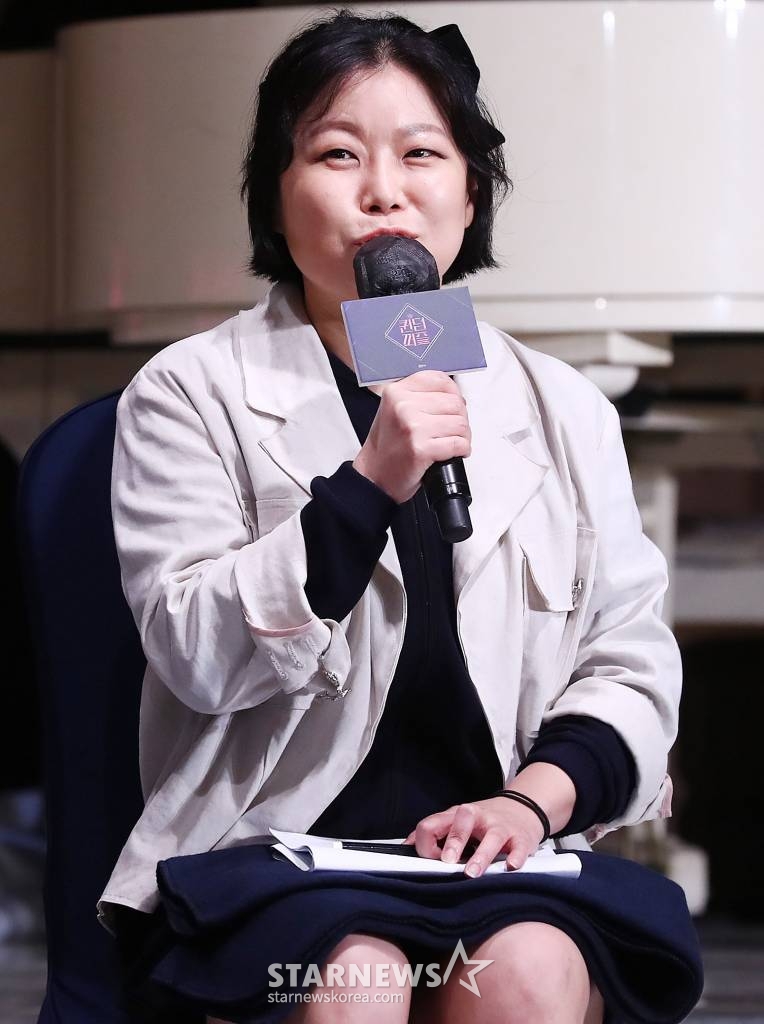 윤신혜 CP가 13일 오후 서울 종로구 부암동 AW컨벤션에서 진행된 엠넷 '퀸덤퍼즐' 제작발표회에 참석해 인사말을 하고 있다.  '퀸덤퍼즐'은 기존 활동하던 걸그룹 멤버 또는 여성 아티스트들을 퍼즐처럼 맞춰 최상의 조합을 완성하는 프로그램으로, 그룹 소녀시대 멤버 태연이 MC를 맡고 3, 4세대 걸그룹 멤버들이 총출동한다.   '퀸덤퍼즐'에는 26명의 여성 아티스트가 도전장을 던졌다. 주이(모모랜드), 여름(우주소녀), 엘리(위키미키), 보라·지원·채린(체리블렛), 유키(퍼플키스), 리이나·휘서(H1-KEY), 상아(LIGHTSUM), 쥬리·수윤·연희(RocketPunch), 서연·지우(tripleS), 수진·지한·소은·조아(Weeekly), 나나·우연(woo!ah!), 도화, 미루, 예은, 케이, 파이가 바로 그 주인공이다. 다양하게 퍼즐되는 조합 속에서 누가 재발견되어 최상의 조합에 다다를지 귀추가 주목된다. 매주 화요일 밤 10시 방송. 2023.06.13 /사진=김창현 기자 chmt@