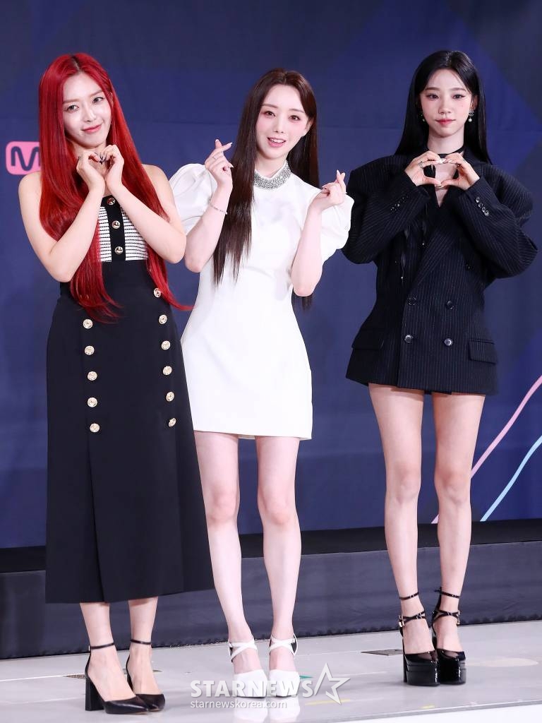 가수 찬미, 케이, 여름이 13일 오후 서울 종로구 부암동 AW컨벤션에서 진행된 엠넷 '퀸덤퍼즐' 제작발표회에 참석해 포즈를 취하고 있다.  '퀸덤퍼즐'은 기존 활동하던 걸그룹 멤버 또는 여성 아티스트들을 퍼즐처럼 맞춰 최상의 조합을 완성하는 프로그램으로, 그룹 소녀시대 멤버 태연이 MC를 맡고 3, 4세대 걸그룹 멤버들이 총출동한다.   '퀸덤퍼즐'에는 26명의 여성 아티스트가 도전장을 던졌다. 주이(모모랜드), 여름(우주소녀), 엘리(위키미키), 보라·지원·채린(체리블렛), 유키(퍼플키스), 리이나·휘서(H1-KEY), 상아(LIGHTSUM), 쥬리·수윤·연희(RocketPunch), 서연·지우(tripleS), 수진·지한·소은·조아(Weeekly), 나나·우연(woo!ah!), 도화, 미루, 예은, 케이, 파이가 바로 그 주인공이다. 다양하게 퍼즐되는 조합 속에서 누가 재발견되어 최상의 조합에 다다를지 귀추가 주목된다. 매주 화요일 밤 10시 방송. 2023.06.13 /사진=김창현 기자 chmt@