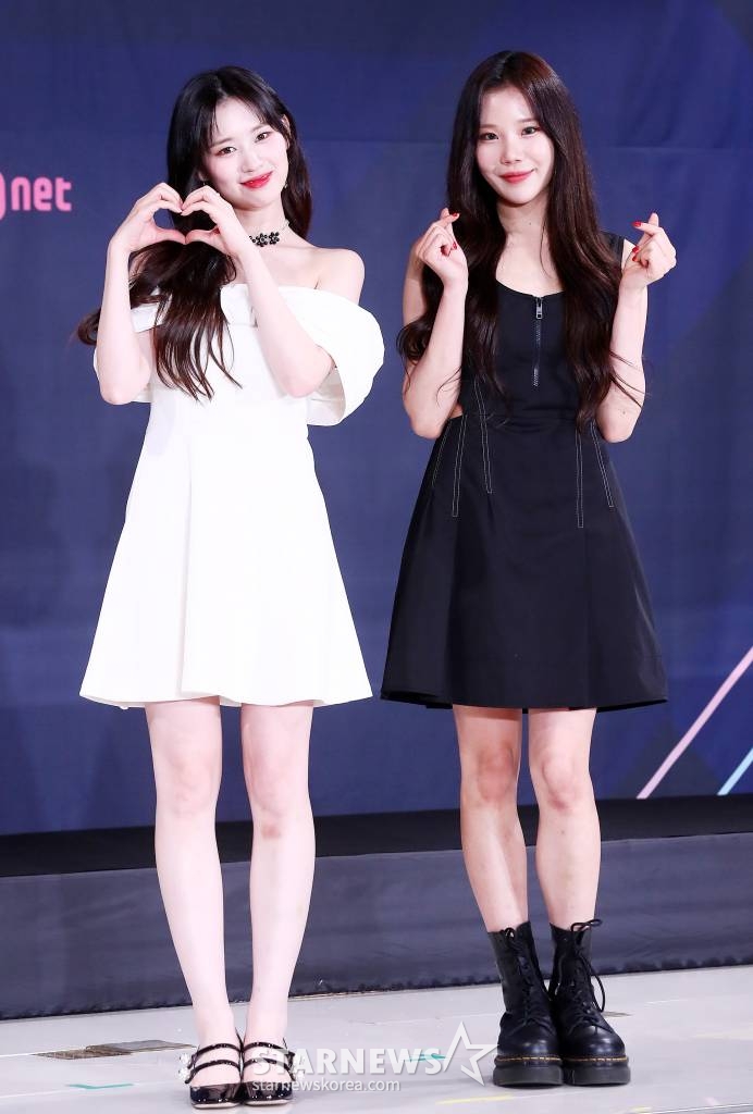 가수 엘리, 주이가 13일 오후 서울 종로구 부암동 AW컨벤션에서 진행된 엠넷 '퀸덤퍼즐' 제작발표회에 참석해 포즈를 취하고 있다.  '퀸덤퍼즐'은 기존 활동하던 걸그룹 멤버 또는 여성 아티스트들을 퍼즐처럼 맞춰 최상의 조합을 완성하는 프로그램으로, 그룹 소녀시대 멤버 태연이 MC를 맡고 3, 4세대 걸그룹 멤버들이 총출동한다.   '퀸덤퍼즐'에는 26명의 여성 아티스트가 도전장을 던졌다. 주이(모모랜드), 여름(우주소녀), 엘리(위키미키), 보라·지원·채린(체리블렛), 유키(퍼플키스), 리이나·휘서(H1-KEY), 상아(LIGHTSUM), 쥬리·수윤·연희(RocketPunch), 서연·지우(tripleS), 수진·지한·소은·조아(Weeekly), 나나·우연(woo!ah!), 도화, 미루, 예은, 케이, 파이가 바로 그 주인공이다. 다양하게 퍼즐되는 조합 속에서 누가 재발견되어 최상의 조합에 다다를지 귀추가 주목된다. 매주 화요일 밤 10시 방송. 2023.06.13 /사진=김창현 기자 chmt@