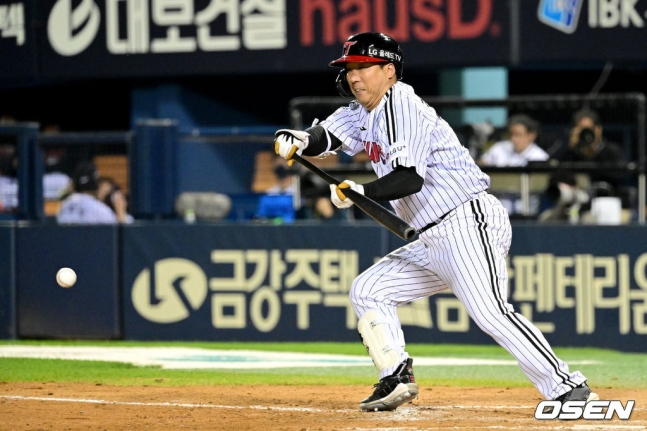 LG 김현수가 13일 잠실 삼성전에서 8회 말 무사 1루에서 희생번트를 대고 있다.