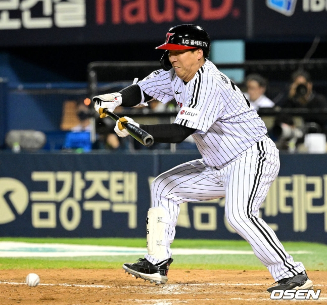 LG 김현수가 13일 잠실 삼성전에서 8회 말 무사 1루에서 희생번트를 시도하고 있다.
