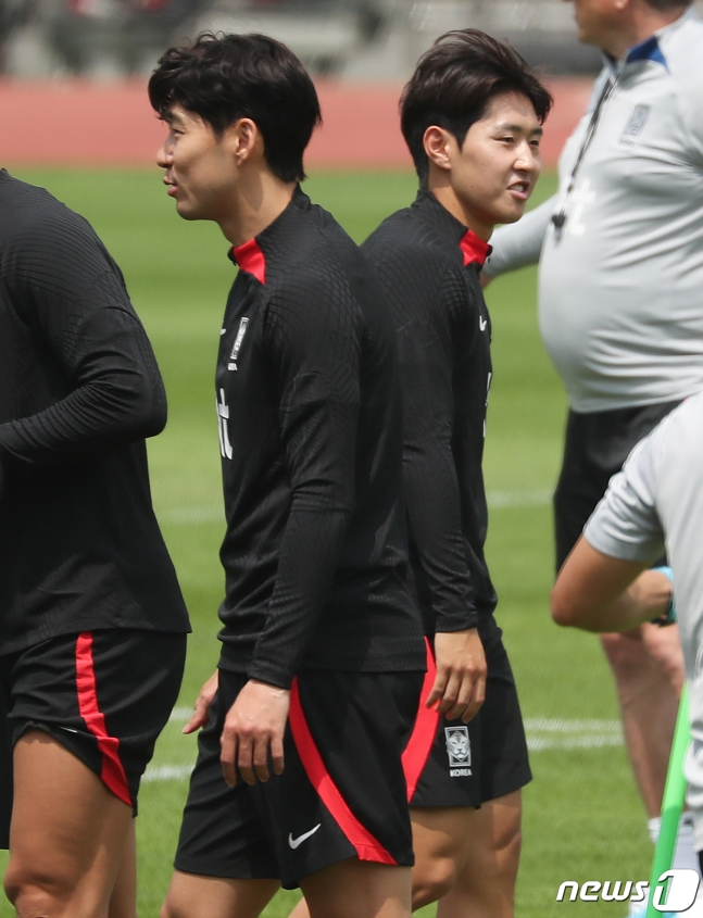 축구대표팀 손흥민(왼쪽)과 이강인이 페루와 평가전을 사흘 앞둔 13일 부산 서구 구덕운동장에서 몸을 풀고 있다. /사진=뉴스1
