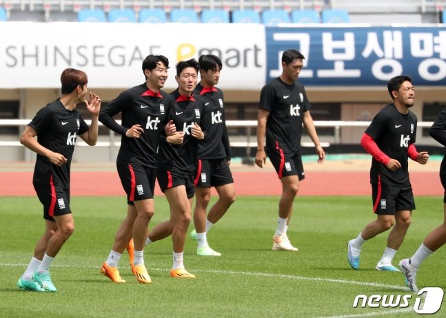 축구대표팀 손흥민(왼쪽에서 두 번째)을 비롯한 선수들이 페루와 평가전을 사흘 앞둔 13일 부산 서구 구덕운동장에서 몸을 풀고 있다. /사진=뉴스1
