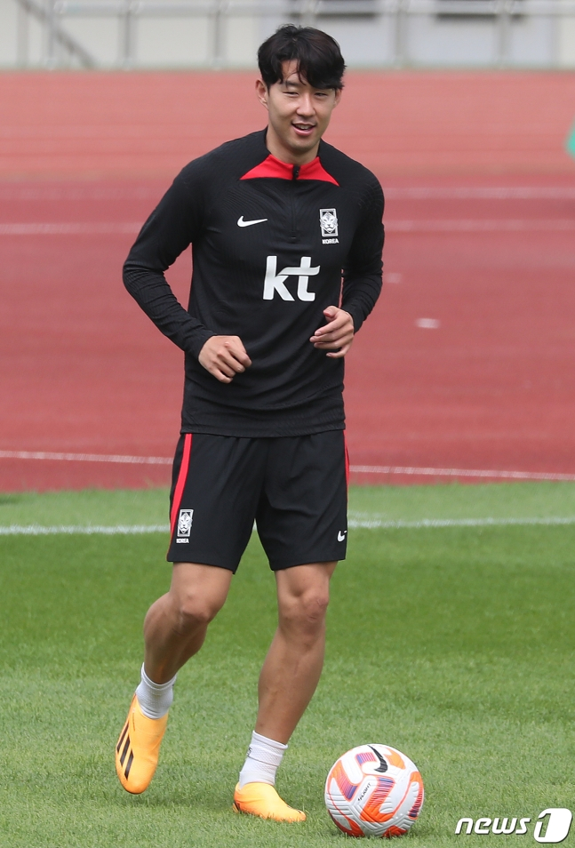축구대표팀 손흥민(왼쪽)이 페루와 평가전을 사흘 앞둔 13일 부산 서구 구덕운동장에서 몸을 풀고 있다. /사진=뉴스1