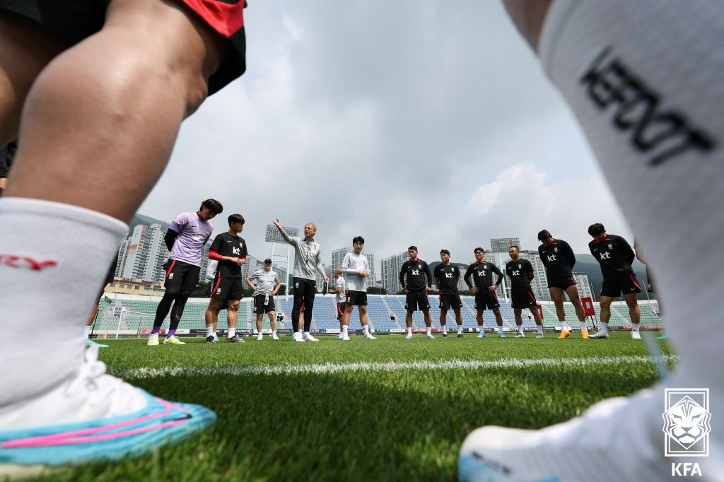 위르겐 클린스만(왼쪽에서 네 번쨰) 축구대표팀 감독이 페루와 평가전을 사흘 앞둔 13일 부산 서구 구덕운동장에서 선수들에게 메시지를 전하고 있다. /사진=대한축구협회 제공