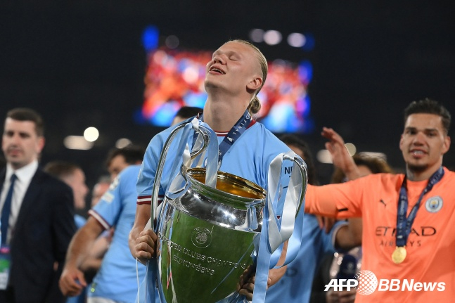 엘링 홀란(가운데)이 2022~2023 UEFA 챔피언스리그 우승 트로피를 안고 감격하고 있다. 홀란이 이끈 맨체스터 시티는 구단 역사상 첫 챔피언스리그 우승과 트레블을 동시에 이뤘다. /AFPBBNews=뉴스1