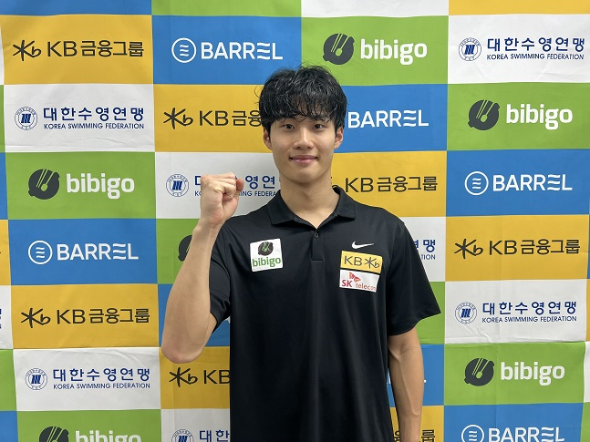 황선우가 13일 열린 제2회 광주 전국 수영선수권대회 200m 경기에서 1위를 차지한 후 포즈를 취하고 있다. /사진=올댓스포츠 제공