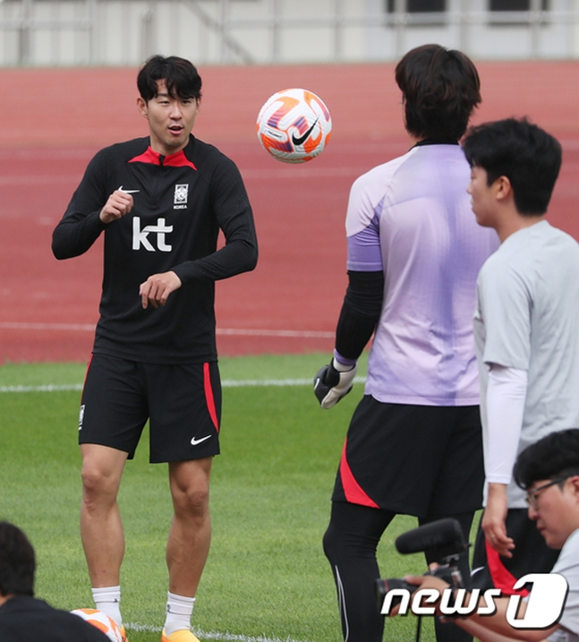 한국 축구대표팀 주장 손흥민(왼쪽). /사진=뉴시1