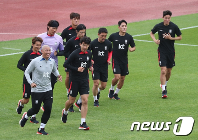 손흥민을 비롯한 축구 대표팀 선수들이 지난 13일 오후 부산 서구 구덕운동장에서 러닝을 하고 있다. /사진=뉴시1