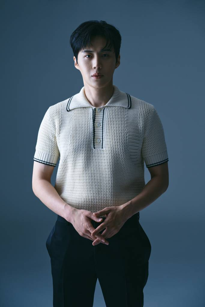 배우 김선호가 12일 오전 서울 종로구 삼청동의 한 카페에서 진행된 영화 '귀공자' 개봉 관련 인터뷰를 위해 포즈를 취하고 있다. 김선호는 극 중 마르코(강태주 분)를 쫓는, 갑자기 나타난 맑은 눈의 광인 '귀공자'(김선호 분) 역할을 맡았다. '귀공자'는 필리핀 불법 경기장을 전전하는 복싱 선수 '마르코' 앞에 정체불명의 남자 '귀공자'를 비롯한 각기 다른 목적을 지닌 세력들이 나타나 광기의 추격을 펼치는 이야기. 오는 21일 개봉. / 사진제공 = 스튜디오앤뉴 /사진=김창현 기자 chmt@