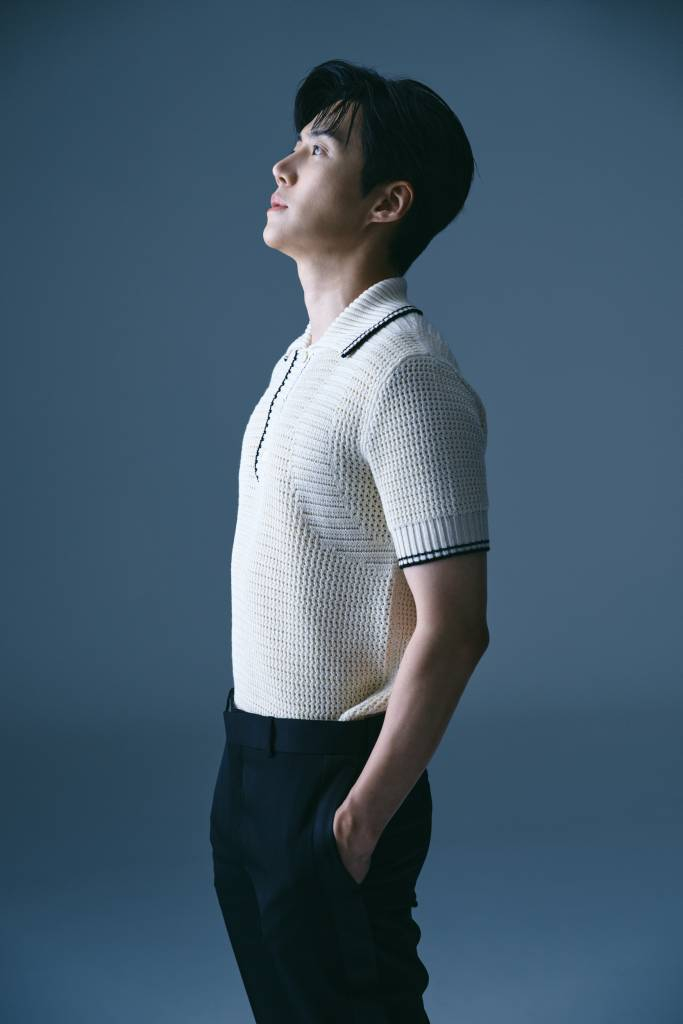 배우 김선호가 12일 오전 서울 종로구 삼청동의 한 카페에서 진행된 영화 '귀공자' 개봉 관련 인터뷰를 위해 포즈를 취하고 있다. 김선호는 극 중 마르코(강태주 분)를 쫓는, 갑자기 나타난 맑은 눈의 광인 '귀공자'(김선호 분) 역할을 맡았다. '귀공자'는 필리핀 불법 경기장을 전전하는 복싱 선수 '마르코' 앞에 정체불명의 남자 '귀공자'를 비롯한 각기 다른 목적을 지닌 세력들이 나타나 광기의 추격을 펼치는 이야기. 오는 21일 개봉. / 사진제공 = 스튜디오앤뉴 /사진=김창현 기자 chmt@