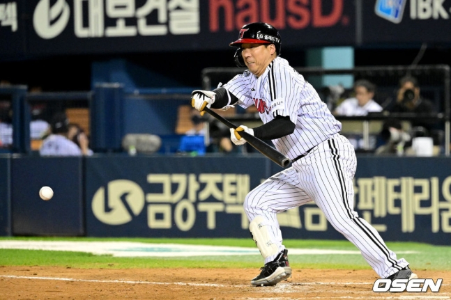 LG 김현수가 13일 삼성전 8회말 무사 1루에서 번트를 대고 있다. /사진=OSEN