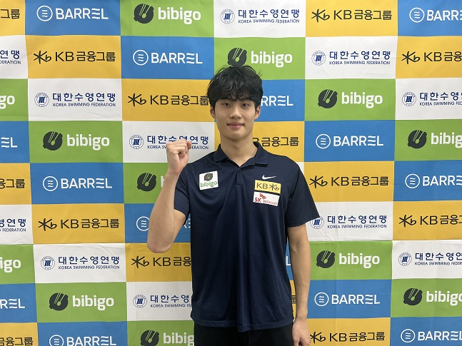 황선우가 14일 열린 제2회 광주 전국 수영선수권대회 자유형 남자 100m 경기에서 1위를 차지한 후 포즈를 취하고 있다. /사진=올댓스포츠 제공