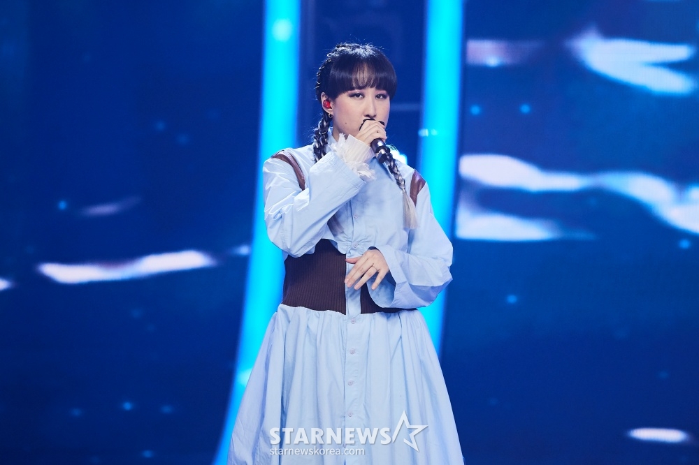 가수 선우정아, 오마이걸 효정, 유아, 승희가 31일 오후 방송된 2021 MBC 가요대제전에서 멋진 무대를 펼치고 있다. /사진제공=MBC 2021.12.31 /사진=이동훈 기자 photoguy@