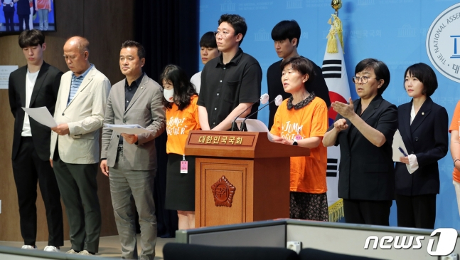 고양 데이원 점퍼스 농구단 팬들과 소속 선수들이 14일 오후 서울 여의도 국회 소통관에서 농구단 임금 체불 관련 기자회견을 하고 있다. /사진=뉴스1