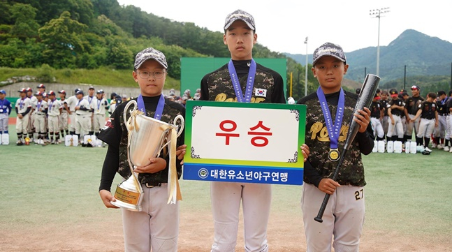 우승을 차지한 충남 아산시유소년야구단 선수들. /사진=대한유소년야구연맹