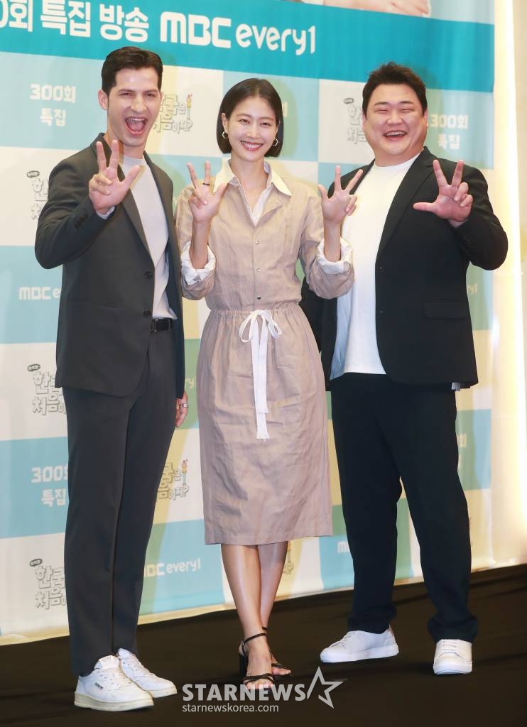 알베르토, 이현이, 김준현이 15일 오전 서울 마포구 스탠포드호텔에서 진행된 MBC에브리원 '어서와 한국은 처음이지' 300회 기자간담회에 참석해 포즈를 취하고 있다. '어서와 한국은 처음이지'는 다양한 나라에서 한국을 찾아온 외국인 친구들의 리얼 '한국 여행기' 여행 그대로의 보는 즐거움과 문화적 차이에서 오는 재미까지 동시 선사하는 '신개념 국내 여행' 리얼리티다. /2023.06.15 /사진=이동훈 기자 photoguy@