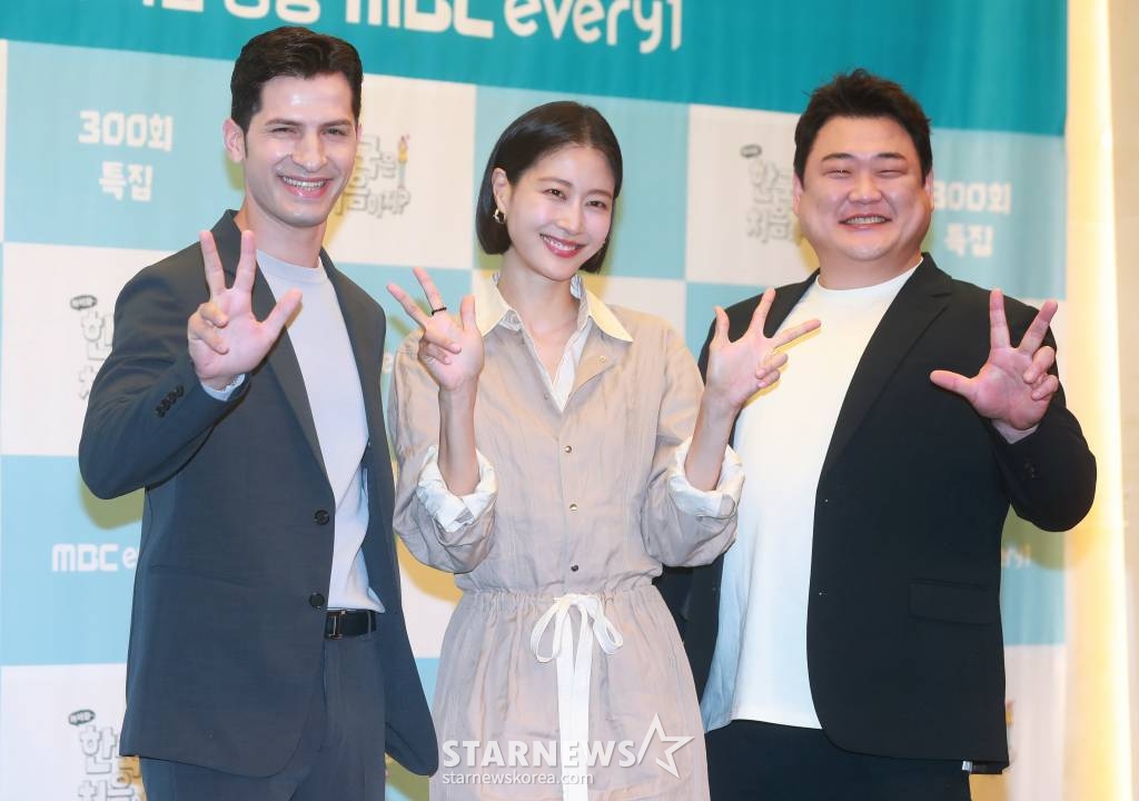 알베르토, 이현이, 김준현이 15일 오전 서울 마포구 스탠포드호텔에서 진행된 MBC에브리원 '어서와 한국은 처음이지' 300회 기자간담회에 참석해 포즈를 취하고 있다. '어서와 한국은 처음이지'는 다양한 나라에서 한국을 찾아온 외국인 친구들의 리얼 '한국 여행기' 여행 그대로의 보는 즐거움과 문화적 차이에서 오는 재미까지 동시 선사하는 '신개념 국내 여행' 리얼리티다. /2023.06.15 /사진=이동훈 기자 photoguy@