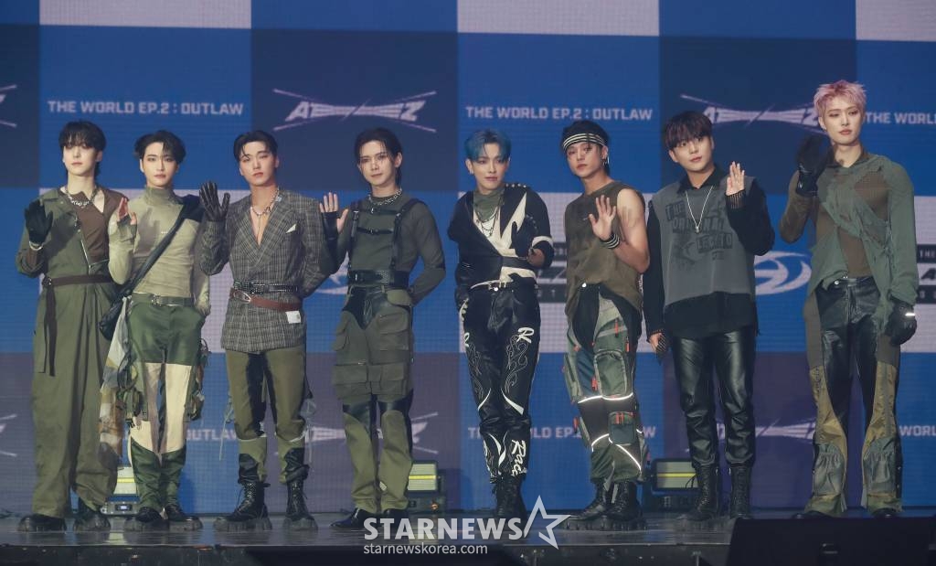 그룹 에이티즈(ATEEZ)가 15일 오후 서울 강서구 KBS 아레나에서 진행된 미니 9집 '더 월드 에피소드 2 : 아웃로우'(THE WORLD EP.2 : OUTLAW) 발매기념 쇼케이스에서 포즈를 취하고 있다. /2023.06.15 /사진=이동훈 기자 photoguy@