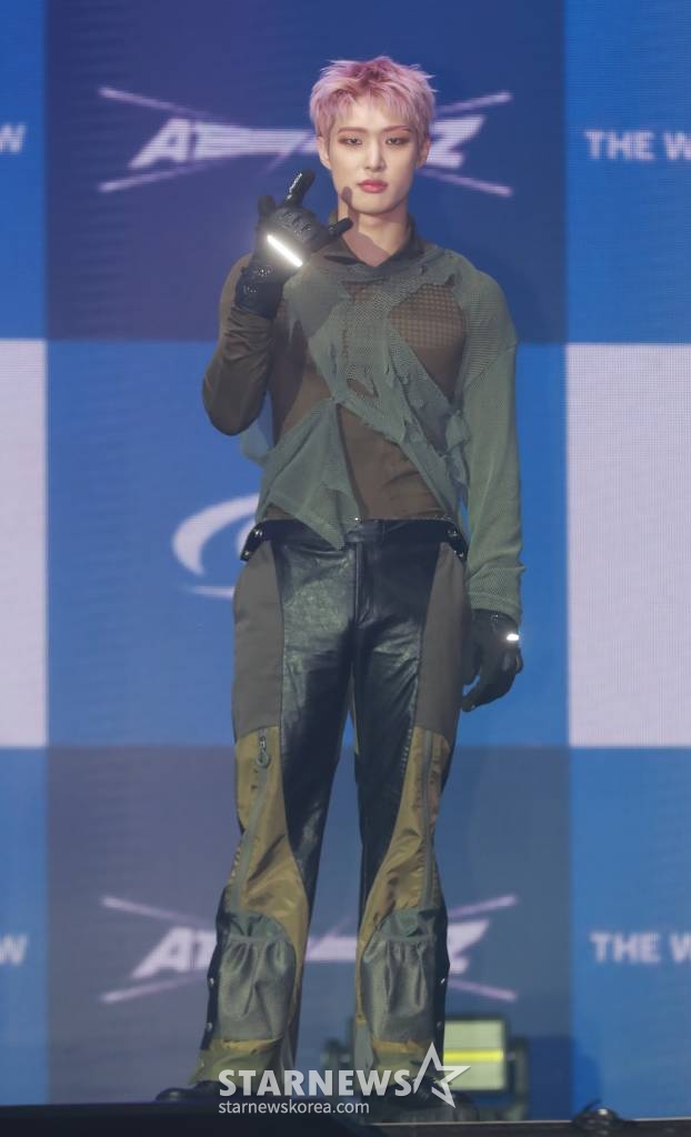 그룹 에이티즈(ATEEZ) 민기가 15일 오후 서울 강서구 KBS 아레나에서 진행된 미니 9집 '더 월드 에피소드 2 : 아웃로우'(THE WORLD EP.2 : OUTLAW) 발매기념 쇼케이스에서 포즈를 취하고 있다. /2023.06.15 /사진=이동훈 기자 photoguy@