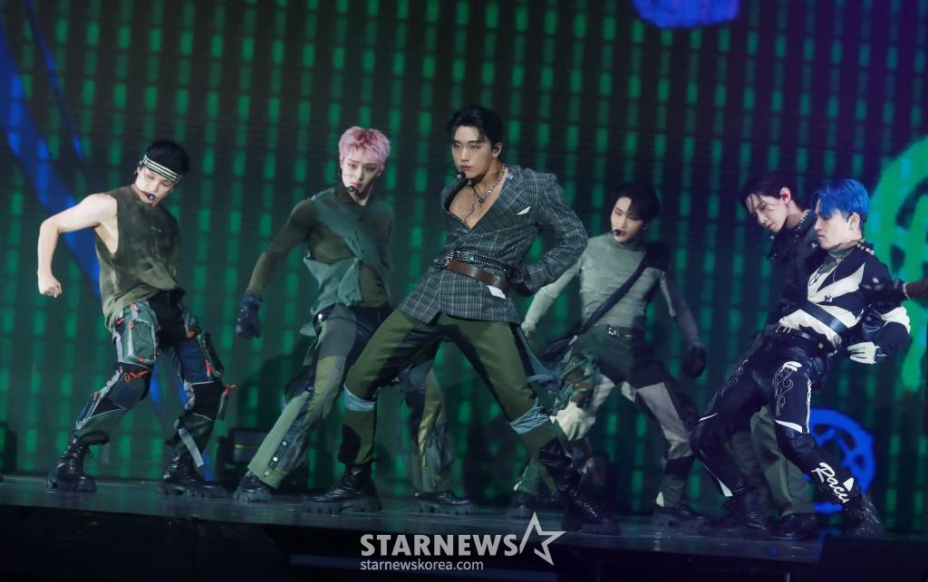 그룹 에이티즈(ATEEZ) 종호가 15일 오후 서울 강서구 KBS 아레나에서 진행된 미니 9집 '더 월드 에피소드 2 : 아웃로우'(THE WORLD EP.2 : OUTLAW) 발매기념 쇼케이스에서 신곡을 선보이고 있다. /2023.06.15 /사진=이동훈 기자 photoguy@
