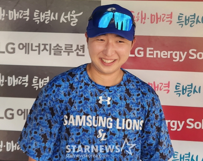복귀전 호투 후 14일 취재진과 인터뷰에서 환한 미소를 짓고 있는 최채흥. /사진=안호근 기자.