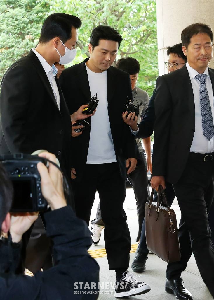 범인도피 방조와 도로교통법 위반(음주운전) 등 혐의를 받고 있는 가수 겸 배우 이루가 1일 오후 서울 마포구 서부지방법원에서 진행된 첫 공판에 출석하고 있다. 2023.06.01 /사진=김창현 기자 chmt@