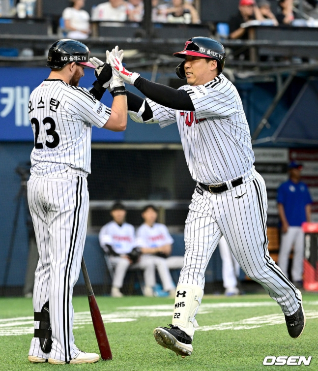 김현수(오른쪽)가 득점 후 오스틴과 하이파이브를 하고 있다. /사진=OSEN