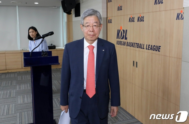 김희옥 KBL(프로농구연맹) 총재가 16일 서울 강남구 KBL센터에서 고양 데이원의 회원자격을 박탈(제명)하기로 한 임시총회 결정을 발표 후 브리핑장을 나서고 있다. /사진=뉴스1